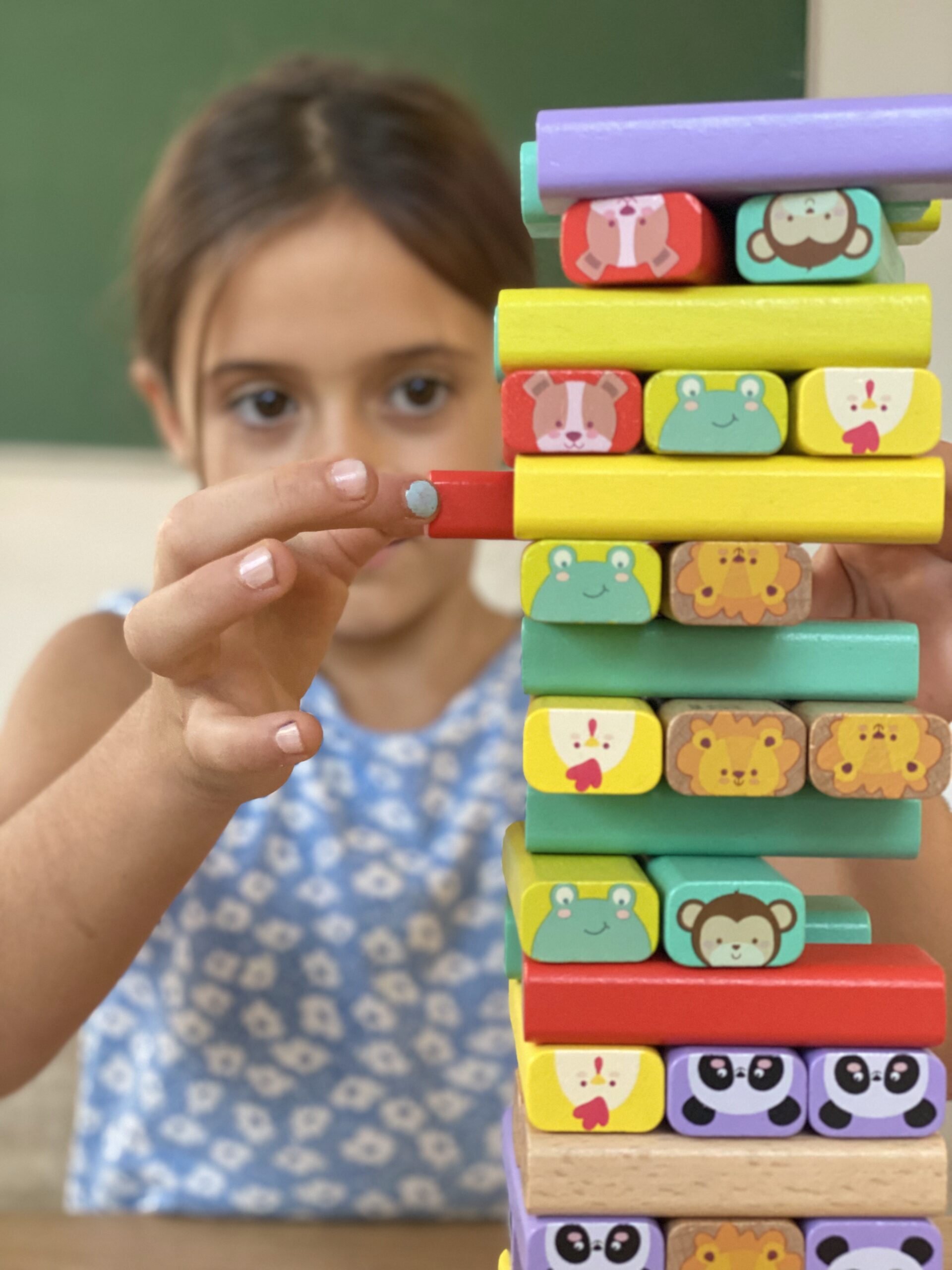 Niña jugando Jenga