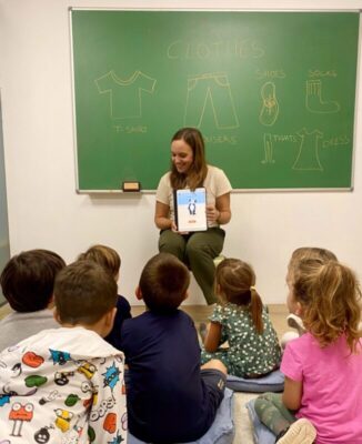 Niños atendiendo explicación