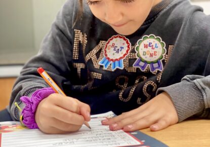 Niña escribiendo