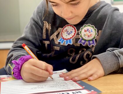 Niña escribiendo