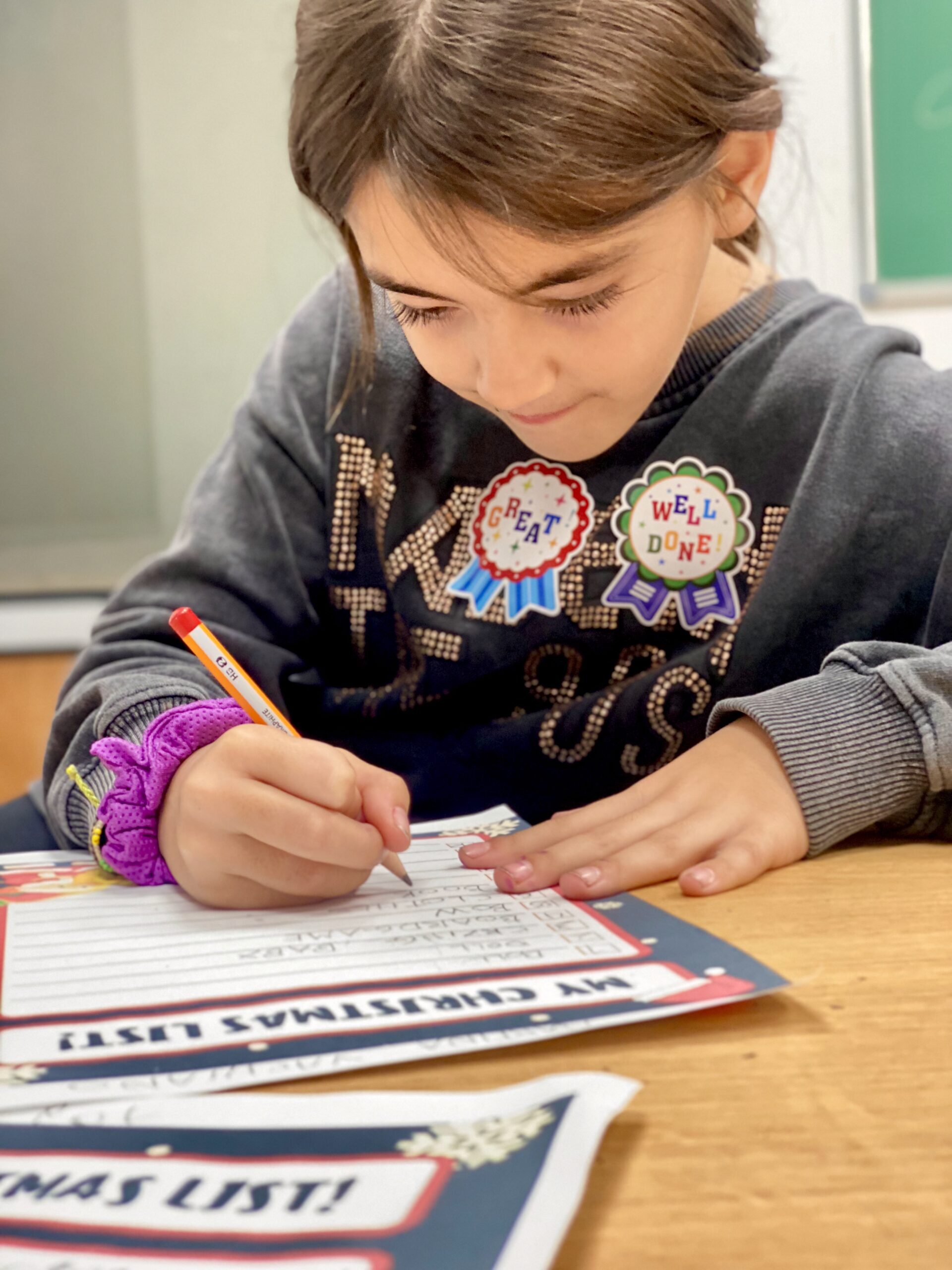 Niña escribiendo